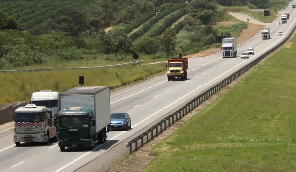 Feriado leva 609 mil veículos para rodovias administradas pela Colinas