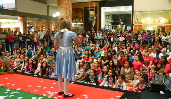 Mais de 300 pessoas assistem peça infantil no Plaza Shopping Itu