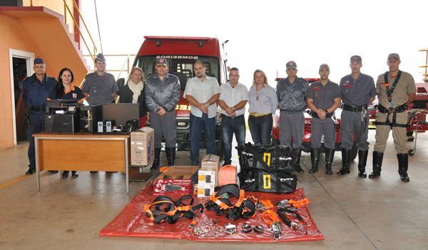 Corpo de Bombeiros de Porto Feliz recebe conjuntos de equipamentos