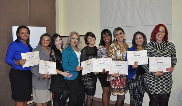 Escola de Beleza de Porto Feliz faz entrega de certificados