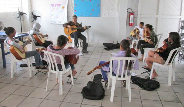 Projeto social ensina música para mais de 50 crianças e adolescentes