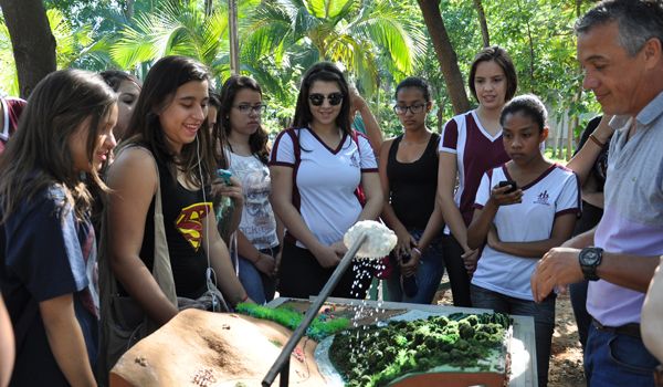 Estudantes participam de ação educativa ambiental no Cea Villa