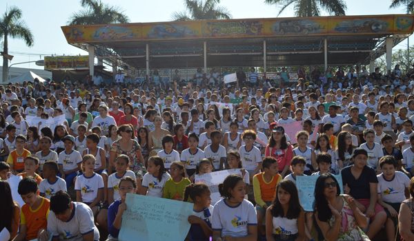 800 crianças "abraçam" o Rio Tietê em Salto
