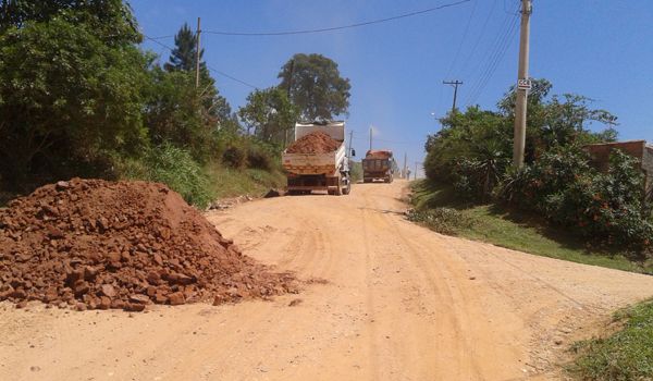 Estradas rurais recebem melhorias na região do Pirapitingui