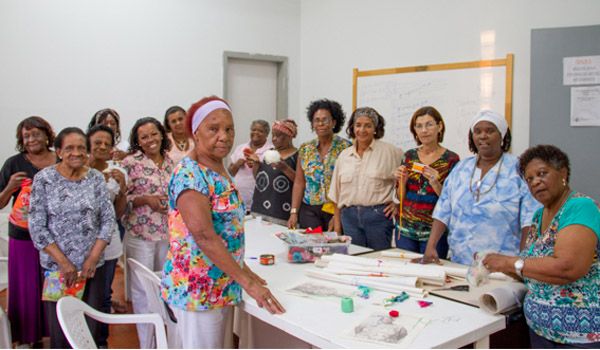 Sala Palma de Ouro exibe exposição "Mulheres Bordadas-Fios do passado"
