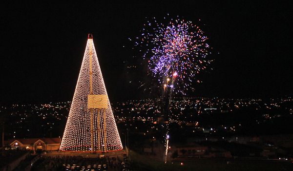 Maior Árvore de Natal do Estado de São Paulo é acesa em Itu