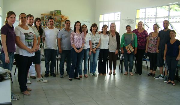 Professores do Colégio Almeida Jr. visitam prédio da Prefeitura de Itu