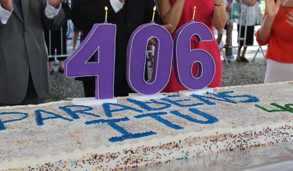 Corte do bolo gigante dos 406 de Itu reúne milhares na Praça da Matriz