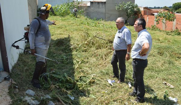Prefeitura de Salto inicia limpeza de terrenos particulares sujos