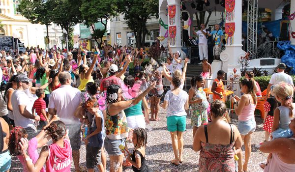 Matinês na Praça da Matriz agitam o Carnaval de Itu