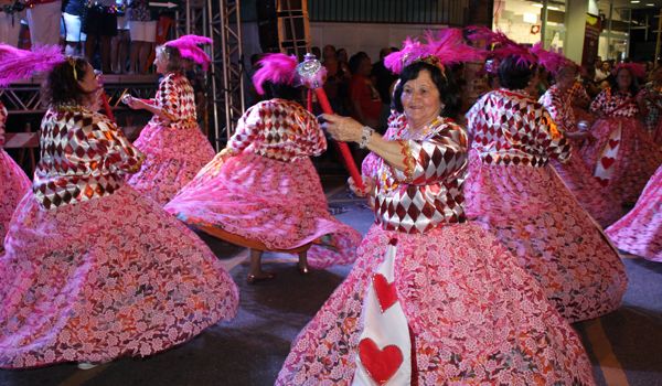 Carnaval de Rua reúne milhares de foliões no Centro e no Pirapitingui