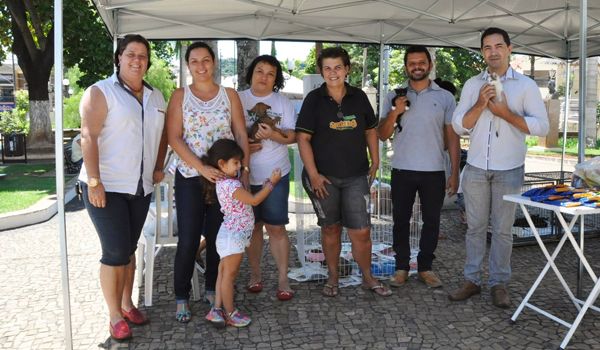 Zoonoses de Porto Feliz doa 32 animais em Feira de Adoção 