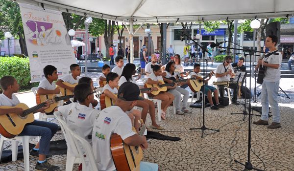 Praça da Matriz sedia concerto dos alunos do projeto Tocar & Encantar