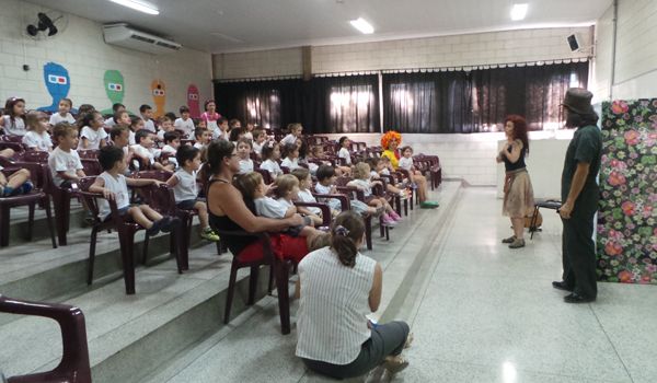 Alunos do Colégio Monteiro Lobato comemoram "Dia do Livro Infantil"
