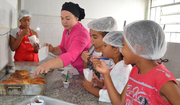 Oficina de Mini Chefs reúne crianças a adolescentes no CRAS 