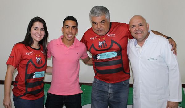Jogador do Ituano entrega camisas sorteadas pelo Instituto Tatonetti