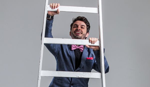 Humorista Bruno Motta realiza show de stand-up no Teatro Nósmesmos