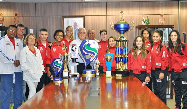Atletas do futsal feminino de Itu recebem homenagem na Prefeitura