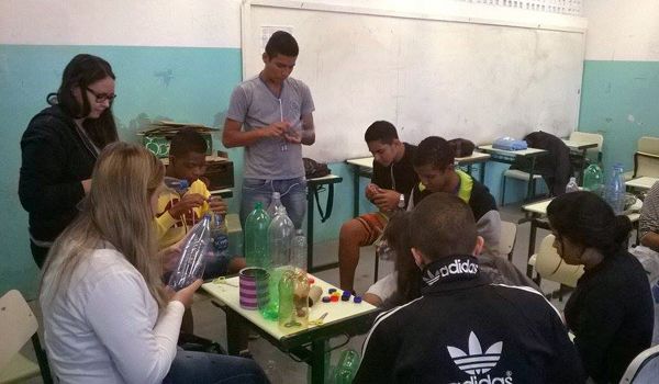 Alunos da Escola Cícero transformam material reciclável em brinquedos