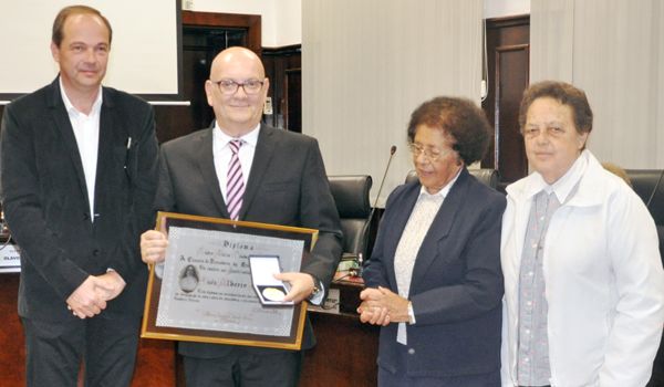 Luís Alberto Bertozzo recebe Medalha e Diploma Madre Maria Teodora 
