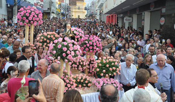 Milhares de pessoas participam da Procissão de Santa Rita em Itu