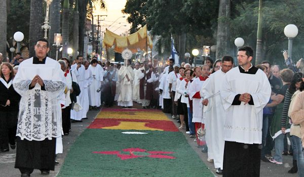 Milhares acompanham comemoração de Corpus Christi em Itu