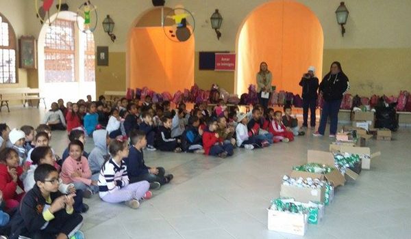 Escola Cícero doa brinquedos recicláveis para o Centro Madre Teodora