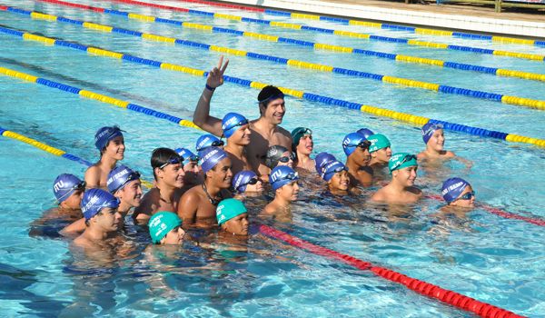 "Nadando com Gustavo Borges" reúne centenas de crianças e adolescentes