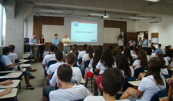 Alunos do Ensino Médio do Colégio Monteiro visitam a ESAMC
