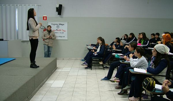 Alunos do Colégio Almeida Júnior participam de Oficina de Libras
