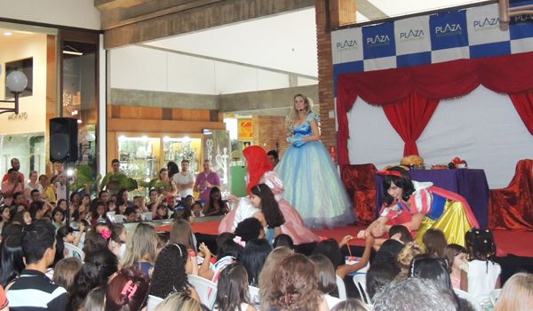 "Chá das Princesas" reúne mais de 400 pessoas no Plaza Shopping Itu