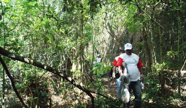 Rio Tietê: voluntários coletam mais de meia tonelada de resíduos