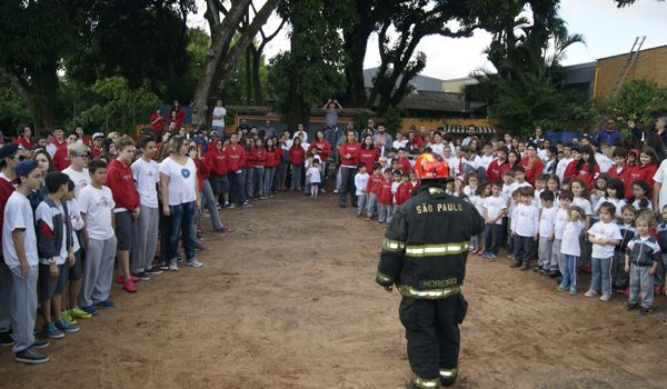 Colégio Monteiro Lobato passa por treinamentos de evacuação