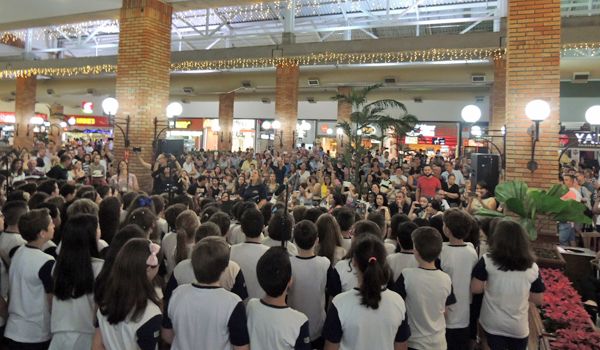 Apresentação de Natal reúne mais de 500 pessoas no Plaza Shopping Itu