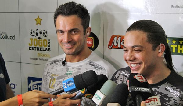 Falcão e Wesley Safadão promovem jogo festivo debaixo de chuva em Itu