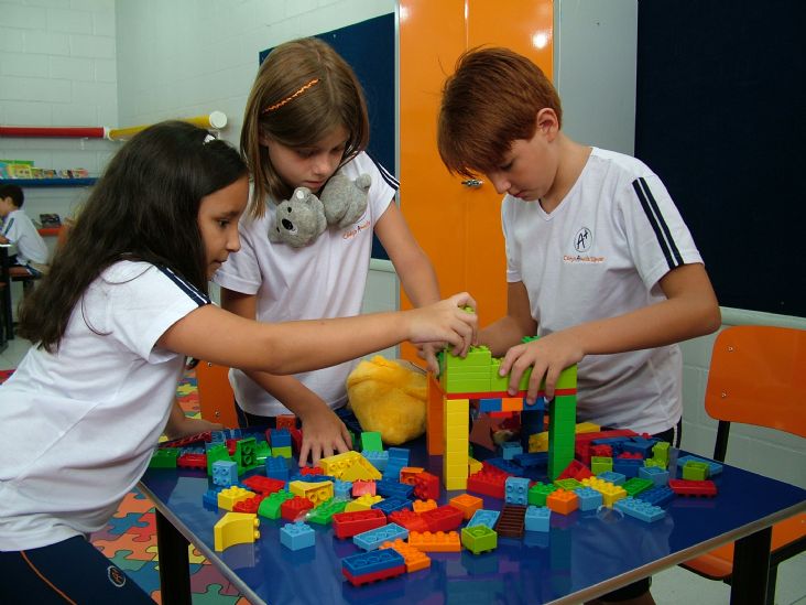 Alunos do Bilíngue do Colégio Almeida Jr utilizam kits LEGO® Education