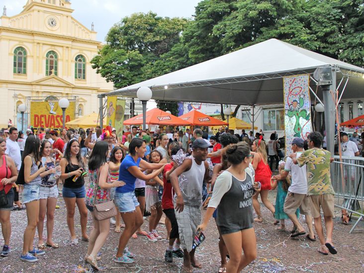 Milhares curtem "Carnaval Retrô" de Itu na Praça da Matriz