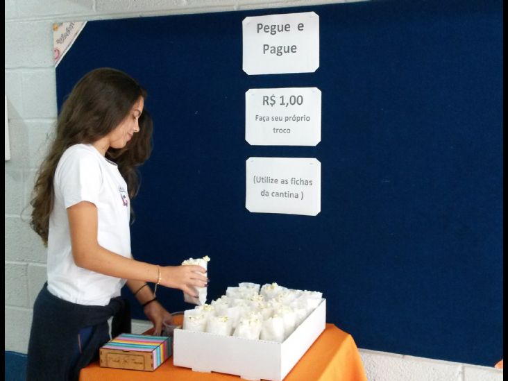 Alunos do Colégio Almeida Júnior participam de projeto "sem vendedor"