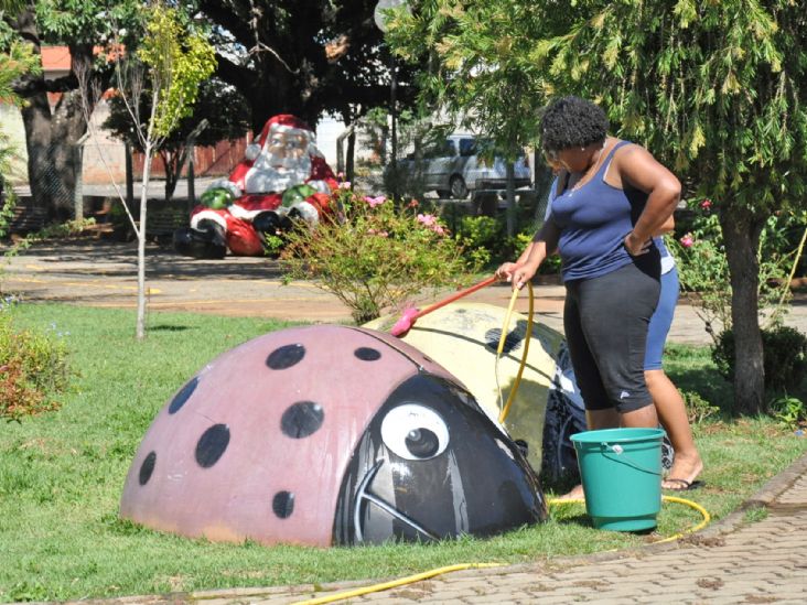 Mutirão de limpeza é realizado na Praça dos Exageros