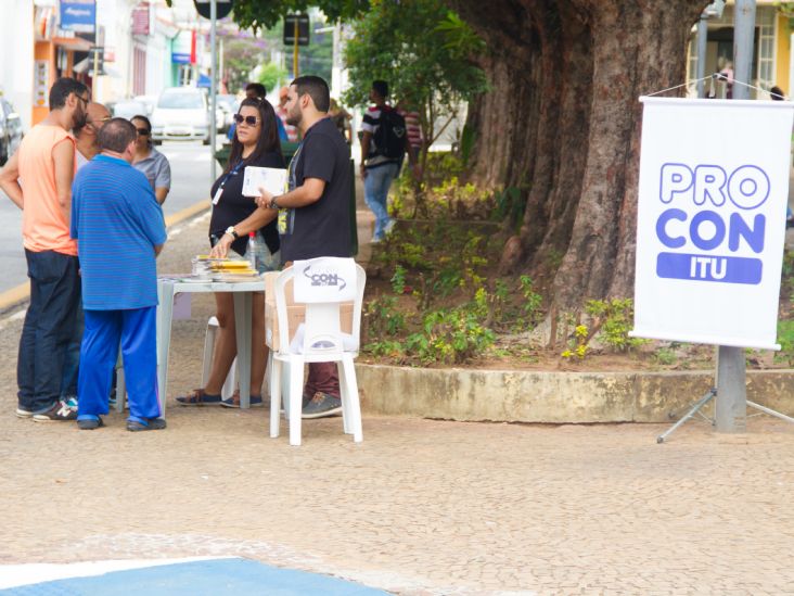 Procon Itu realiza ação educativa pelo Dia do Consumidor