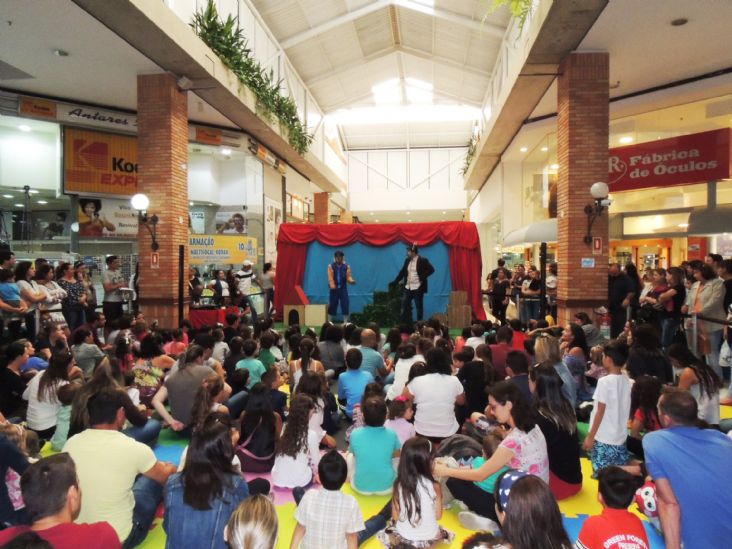"Os Saltimbancos" reúne mais de 400 pessoas no Plaza Shopping Itu