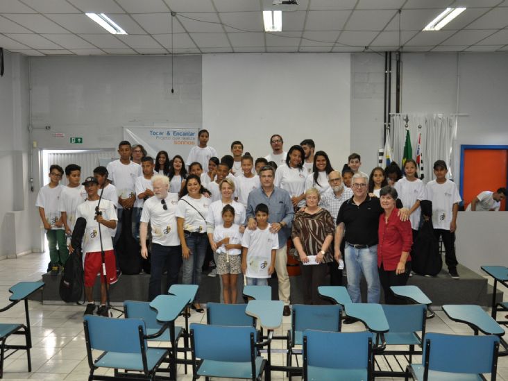 Projeto Tocar e Encantar faz apresentação no Colégio Almeida Júnior