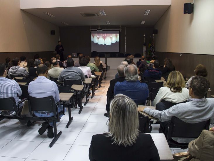 Dentistas participam de palestra de atualização em Itu