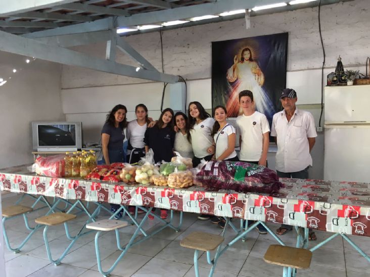 Alunos do Colégio Almeida Júnior doam alimentos para produção de sopão