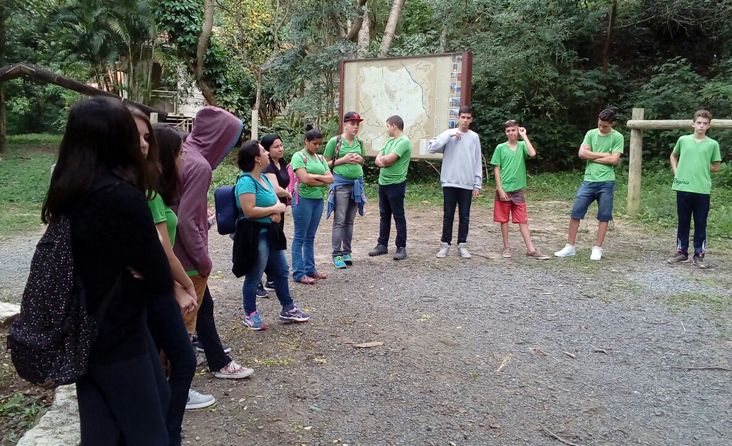 Estudantes realizam visita monitorada na Estrada Parque