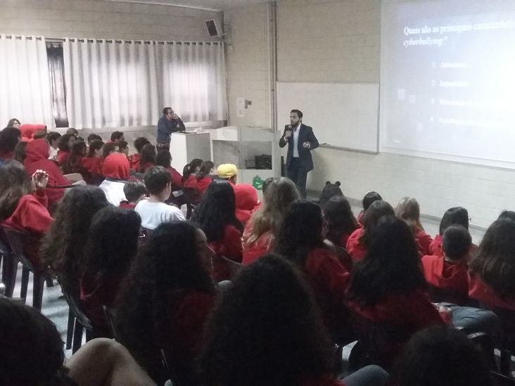 Alunos do Colégio Monteiro participam de palestra sobre cyberbullying