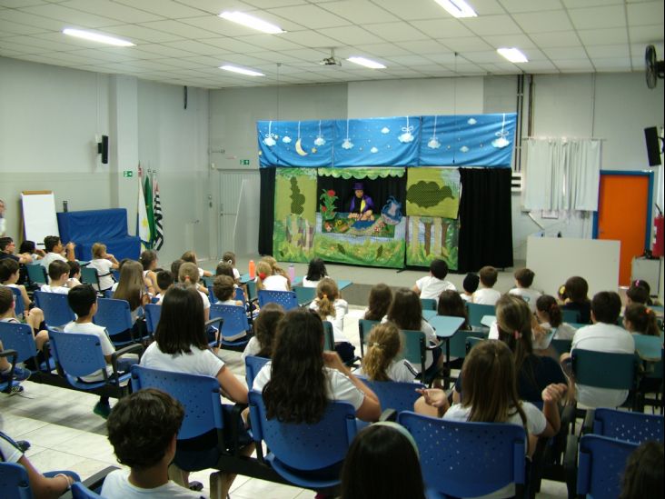 Alunos do Colégio Almeida Júnior participam de peça teatral interativa