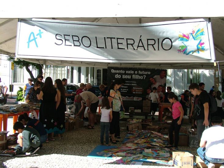 Colégio Almeida Júnior faz arrecadação de livros para Sebo Literário