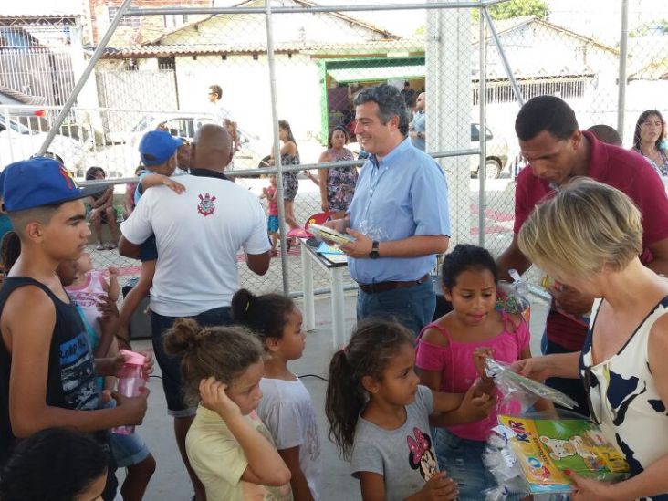 Funssol doa mais de mil kits com livros de colorir no Dia das Crianças