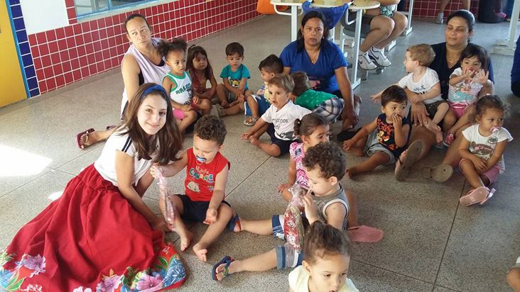 Alunos do Colégio Almeida Júnior visitam creche na Semana da Criança